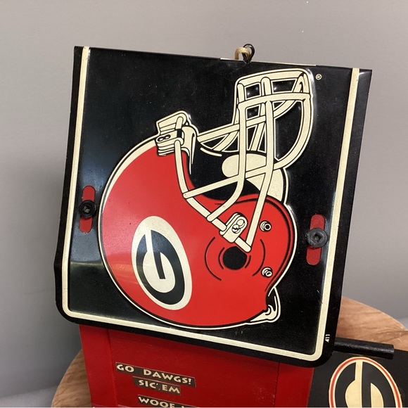 🔴 Georgia Bulldogs College Football Birdhouse / Wood Crafted with Metal Tag Roof - Picture 4 of 12
